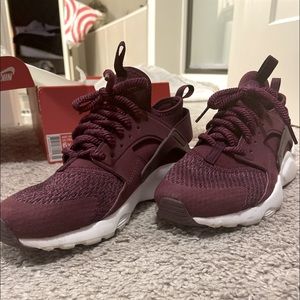 *NEW* NIKE HUARACHE RUN 6Y(outh)= 7.5 in women or 6 in men.